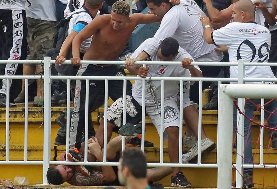 Stadio di Joinville, Brasile: i tifosi del Vasco da Gama picchiano un sostenitore dell&#39;Atletico Paranaense. E&#39; un momento della maxi-rissa che si  scatenata sugli spalti. Afp